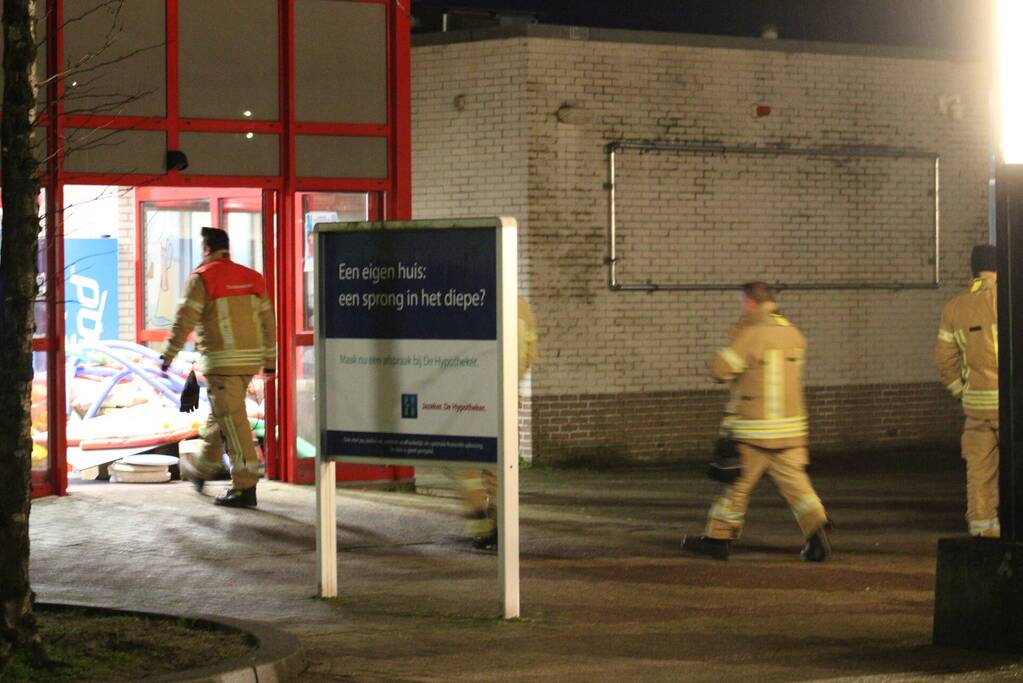 Brandweer pompt water uit kelder van zwembad Rivièrabad