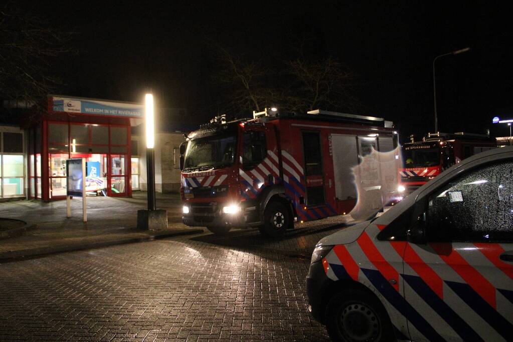 Brandweer pompt water uit kelder van zwembad Rivièrabad