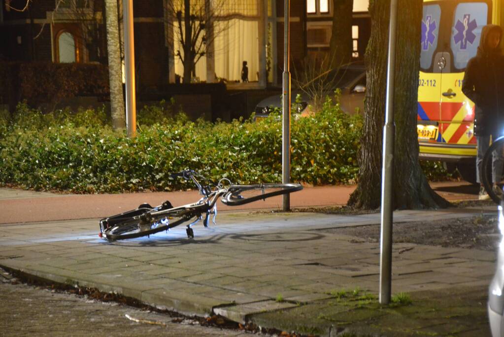 Fietser op e-bike in botsing met personenauto