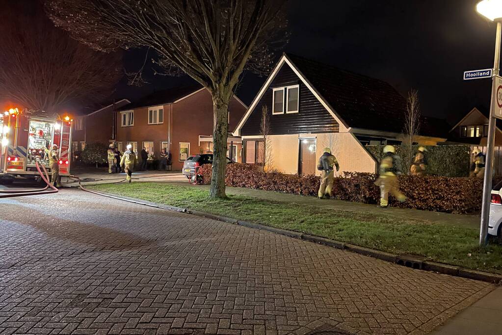Brandweer blust brand in woning