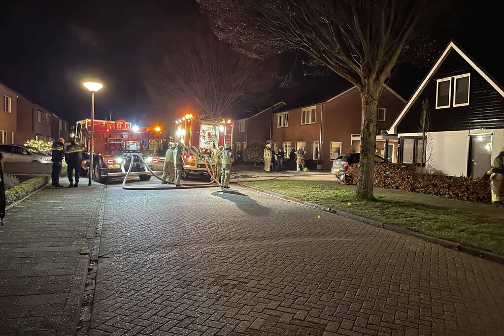 Brandweer blust brand in woning