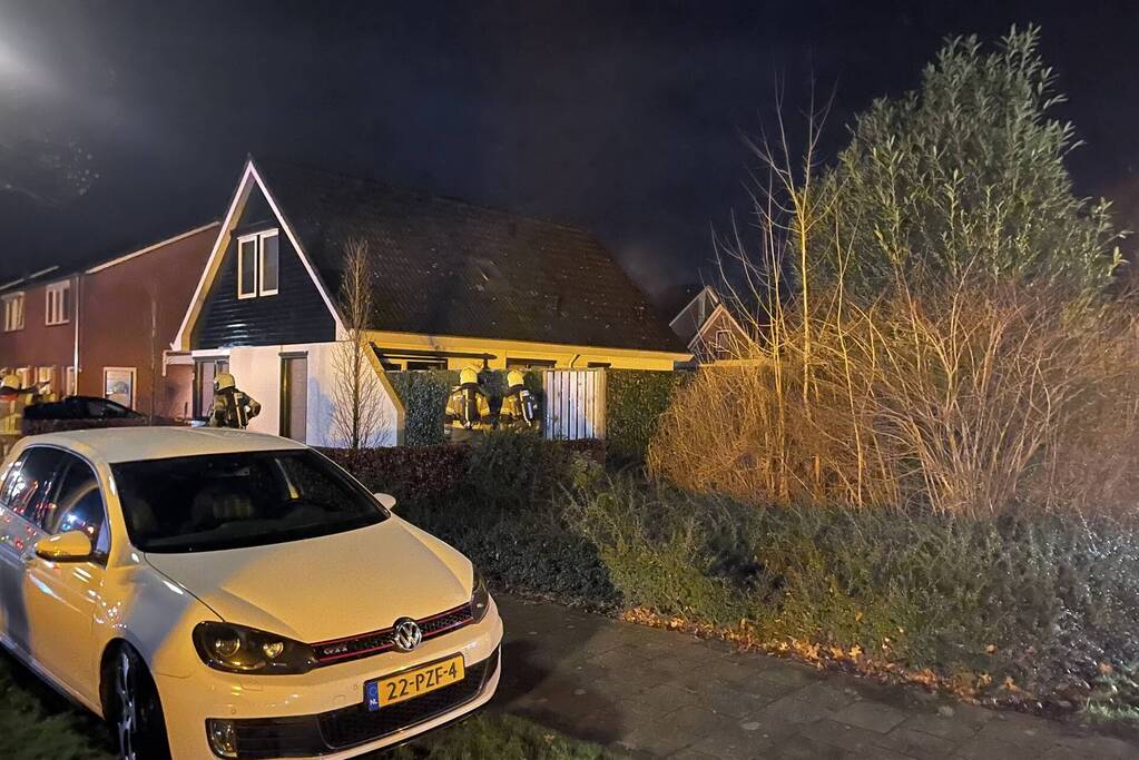 Brandweer blust brand in woning