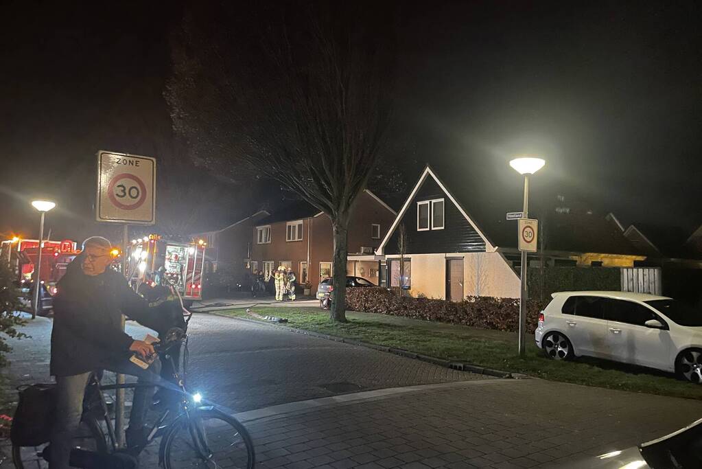 Brandweer blust brand in woning