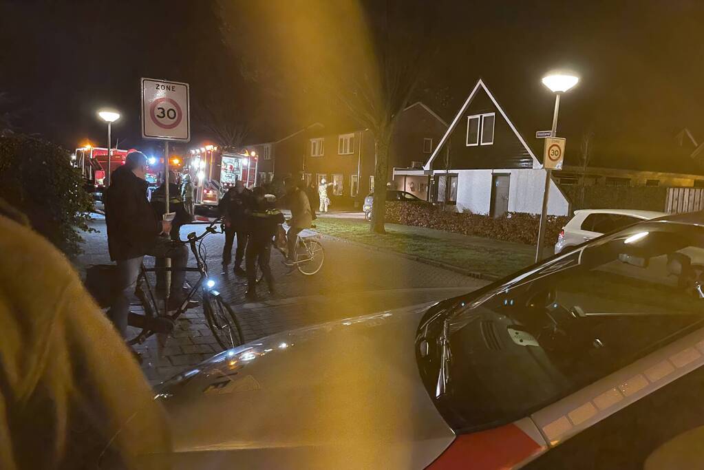 Brandweer blust brand in woning