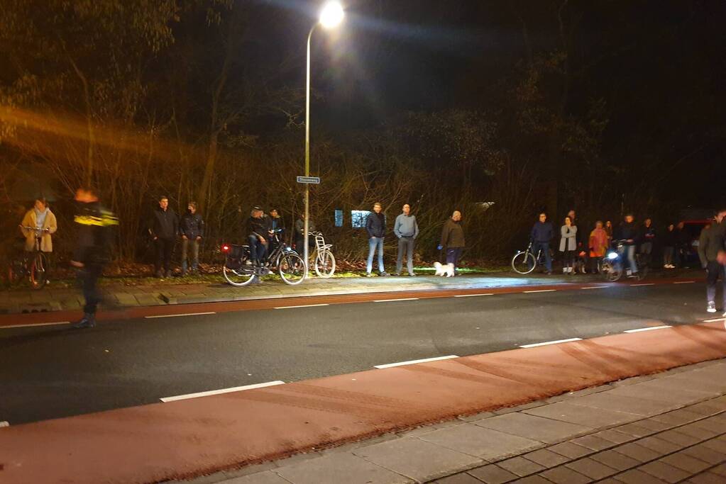 Brandweer blust brand in woning