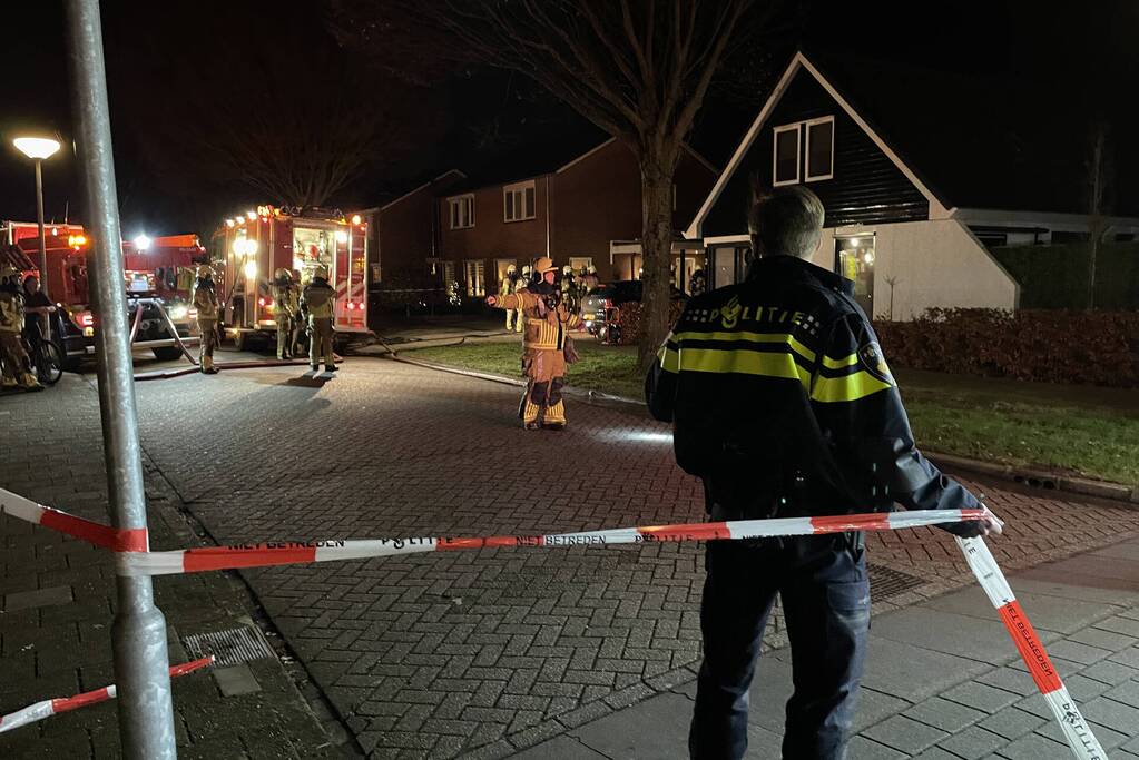 Brandweer blust brand in woning