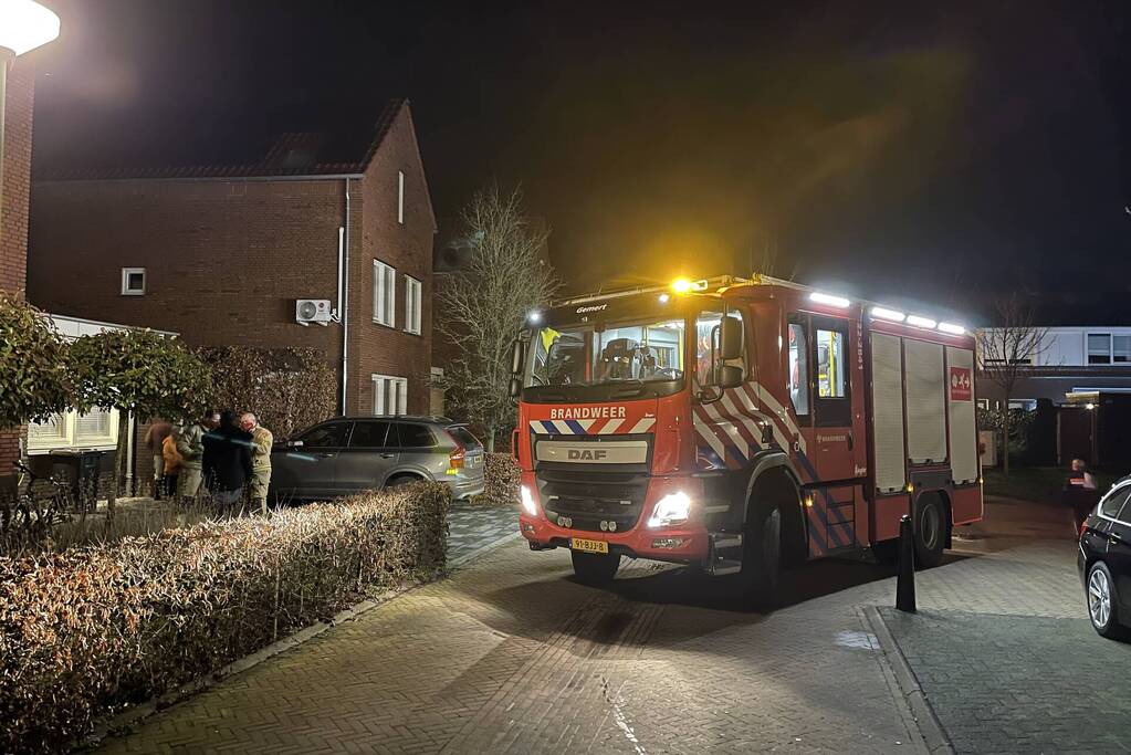 Brandweer verricht metingen in woning