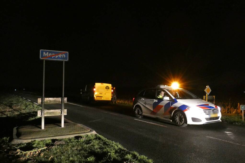 Schade aan bestelbus door botsing tegen boom