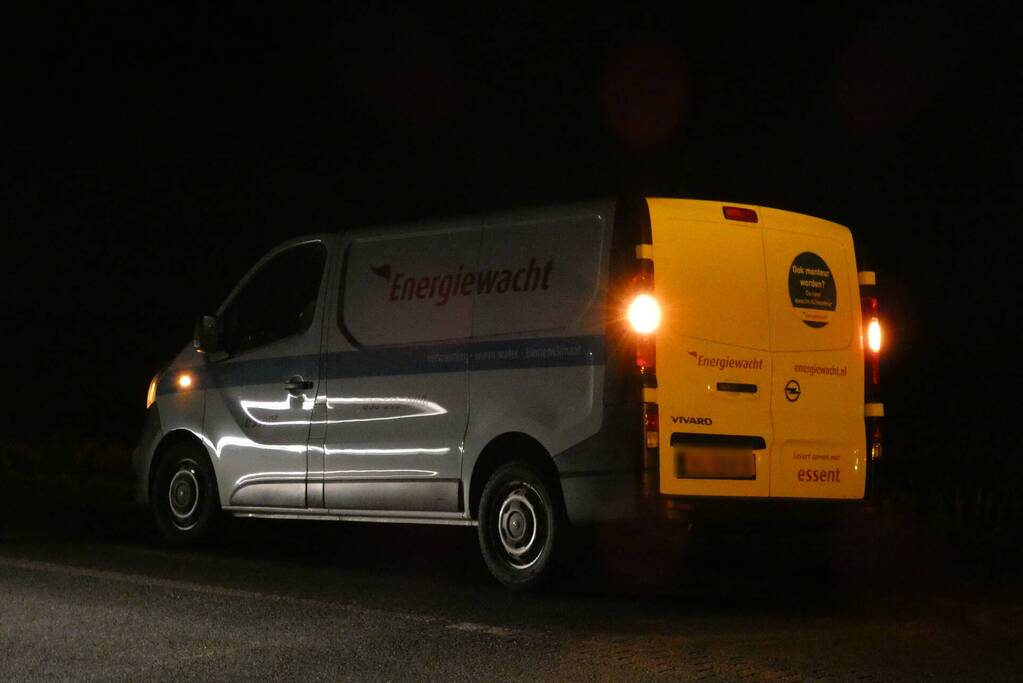 Schade aan bestelbus door botsing tegen boom