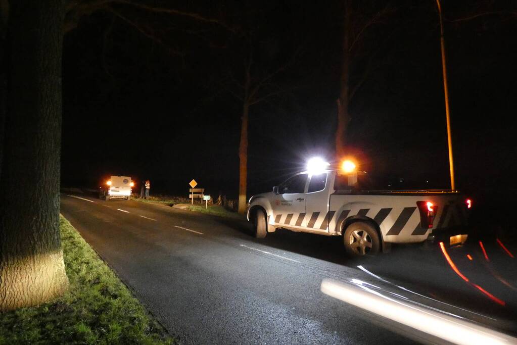 Schade aan bestelbus door botsing tegen boom