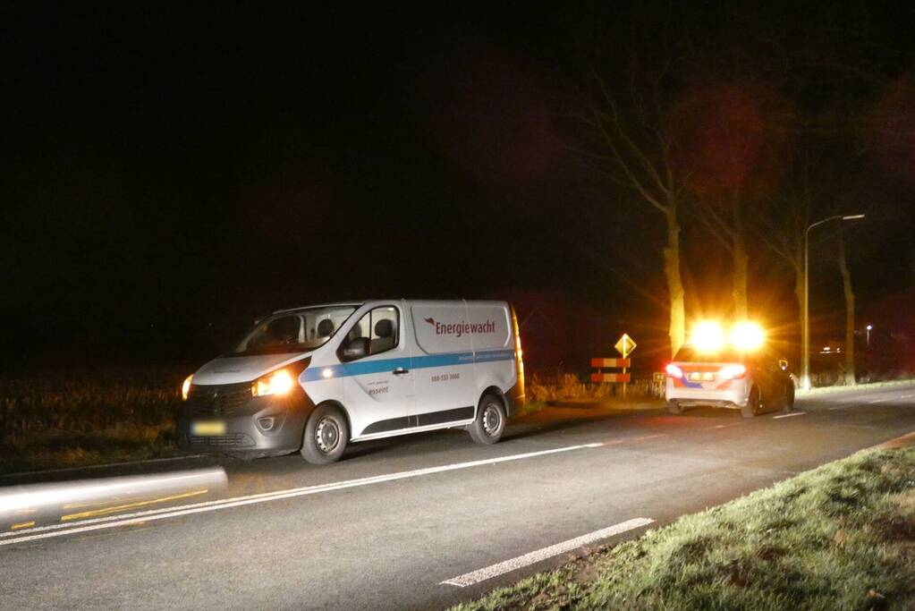 Schade aan bestelbus door botsing tegen boom