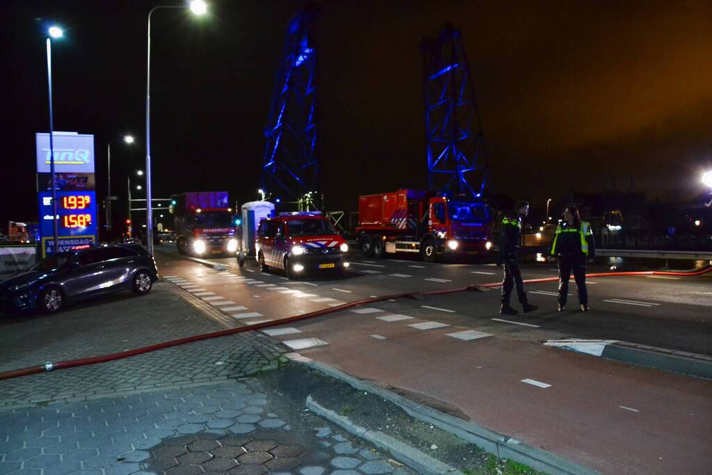 Weg afgesloten vanwege grote brand