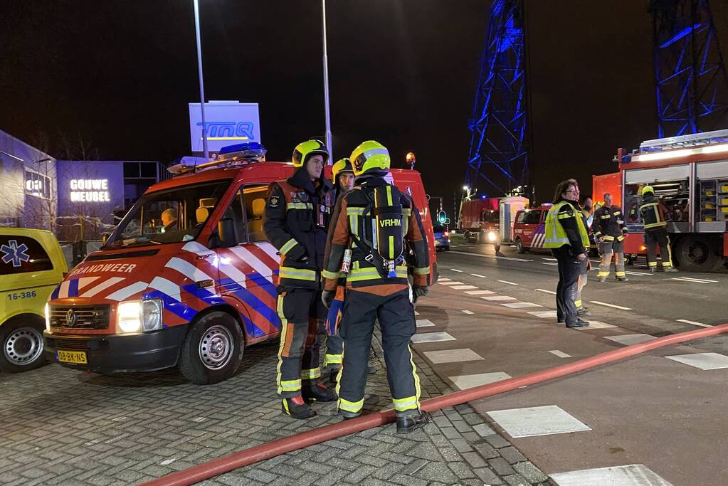 Weg afgesloten vanwege grote brand