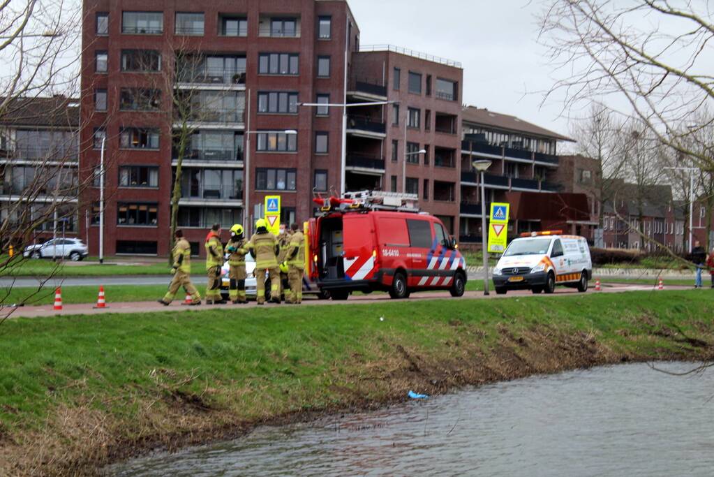 Zwaan met poot vast aan visdraad