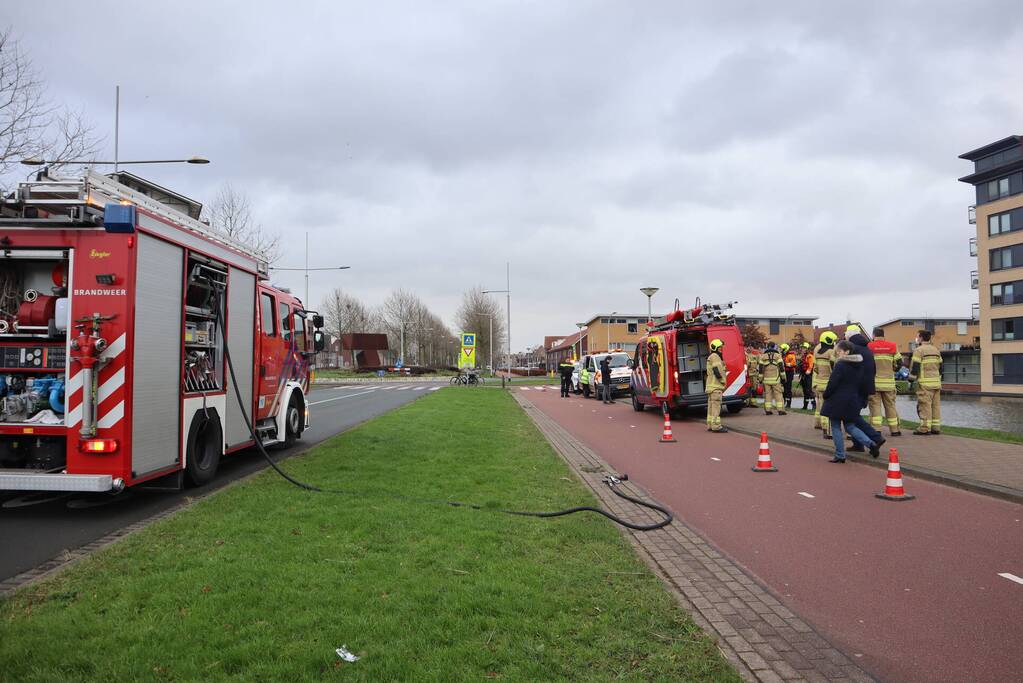 Zwaan met poot vast aan visdraad