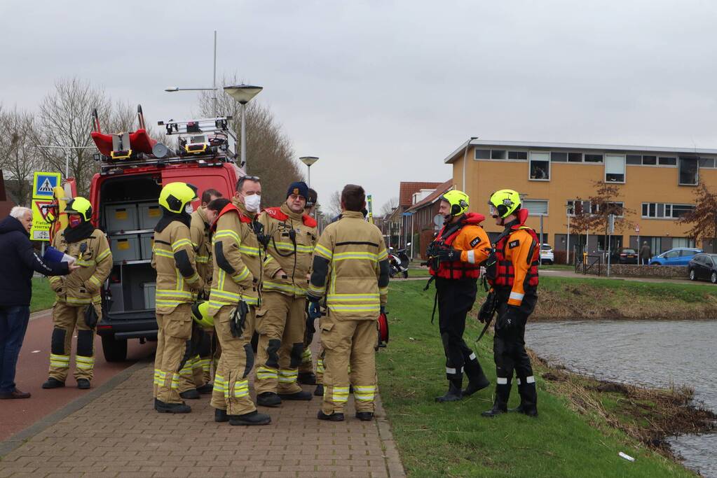 Zwaan met poot vast aan visdraad