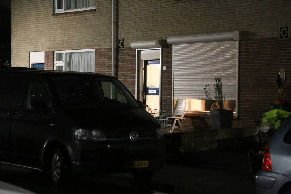 Politie valt panden binnen