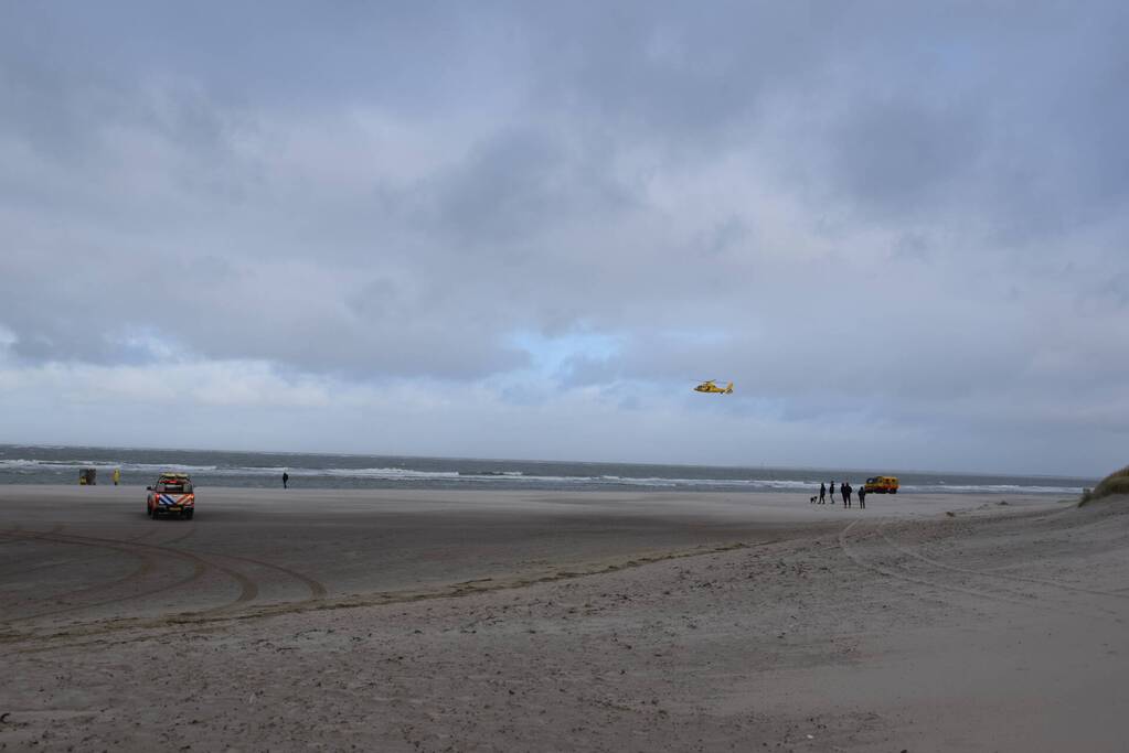 Twee personen van zandbank gered