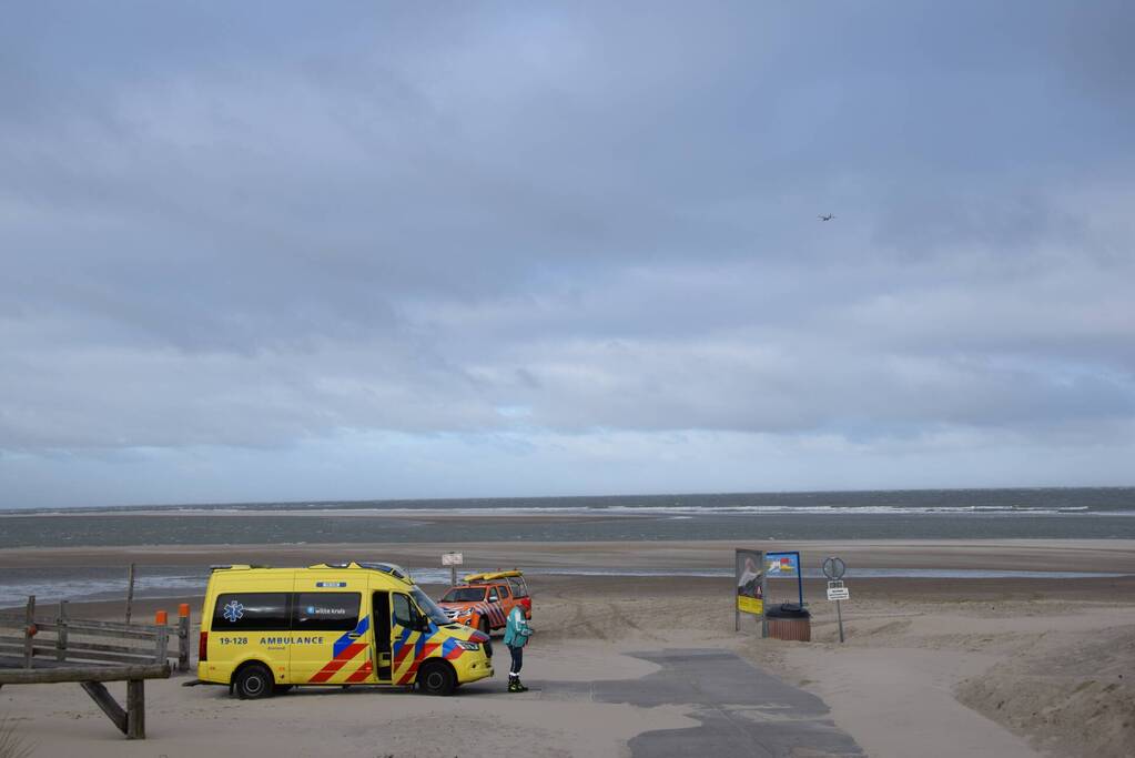 Twee personen van zandbank gered