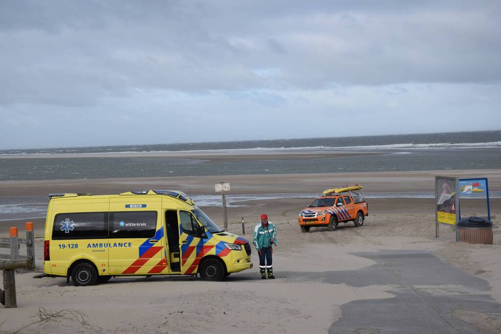 Twee personen van zandbank gered