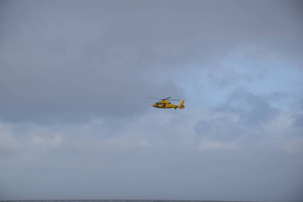 Twee personen van zandbank gered