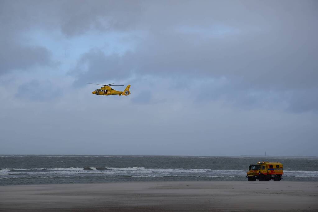 Twee personen van zandbank gered