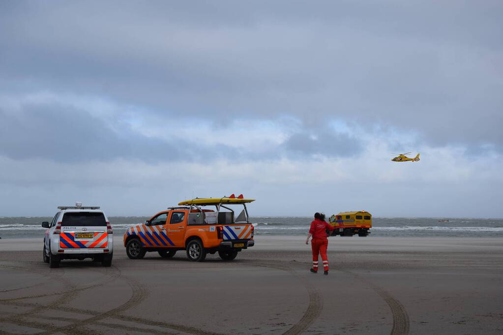 Twee personen van zandbank gered