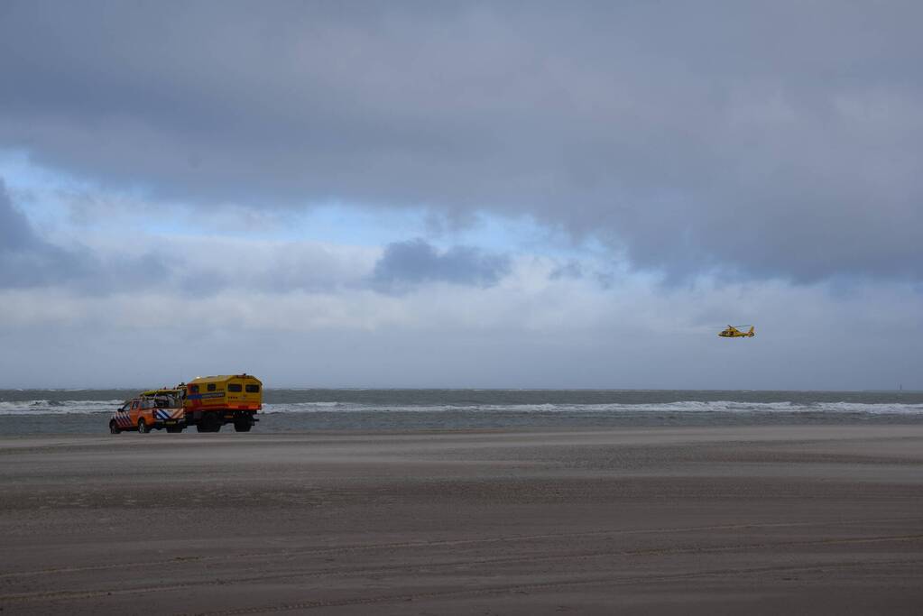 Twee personen van zandbank gered