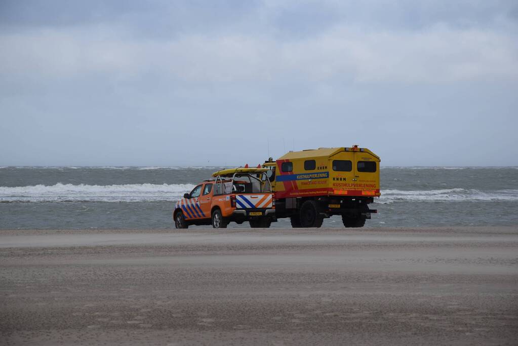 Twee personen van zandbank gered