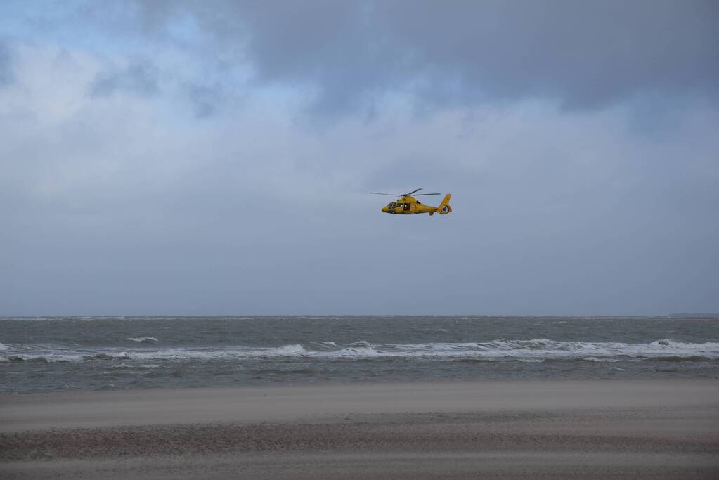 Twee personen van zandbank gered