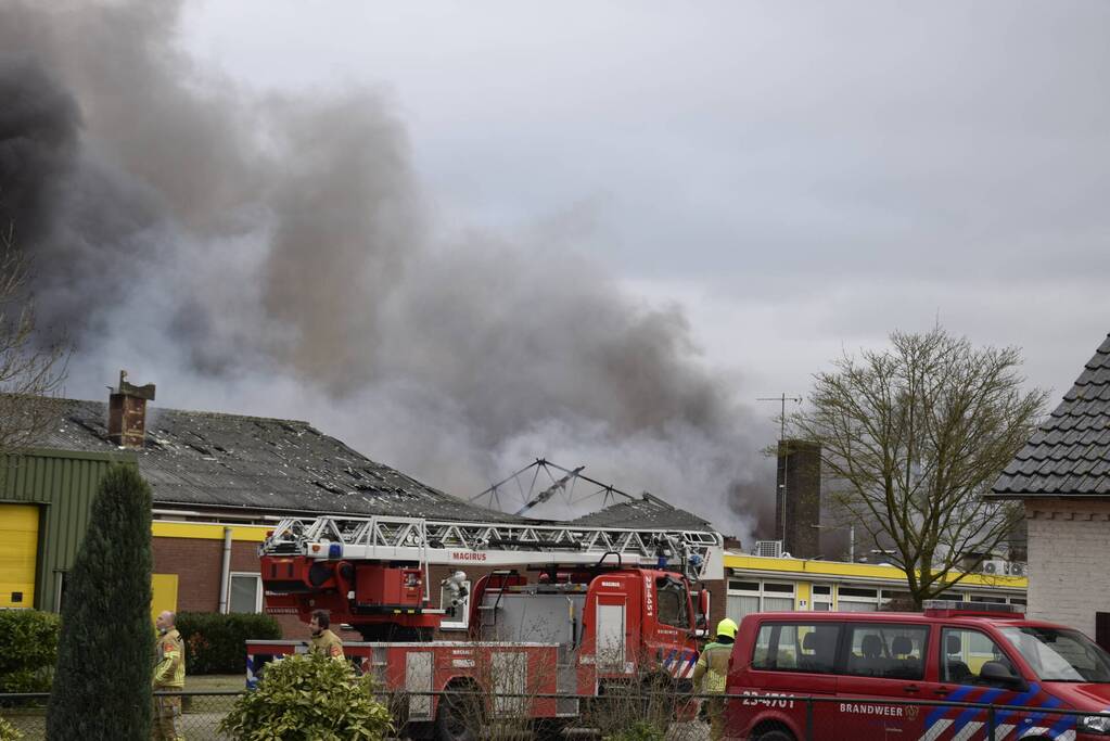 Enorme rookwolken bij zeer grote brand in leegstaand pand