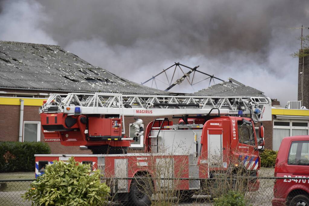 Enorme rookwolken bij zeer grote brand in leegstaand pand