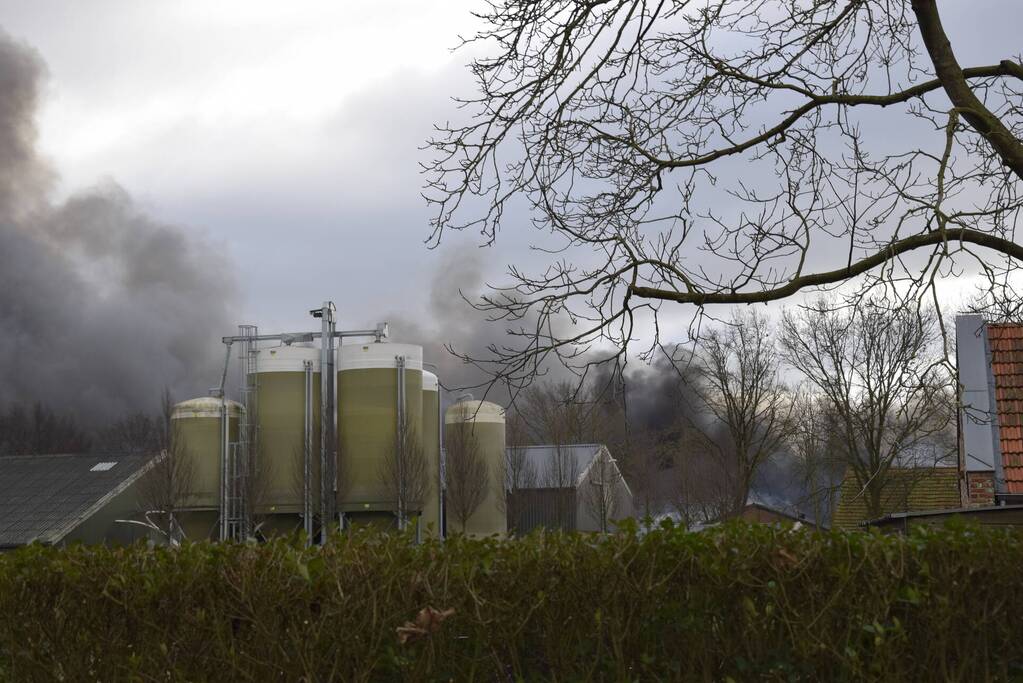Enorme rookwolken bij zeer grote brand in leegstaand pand