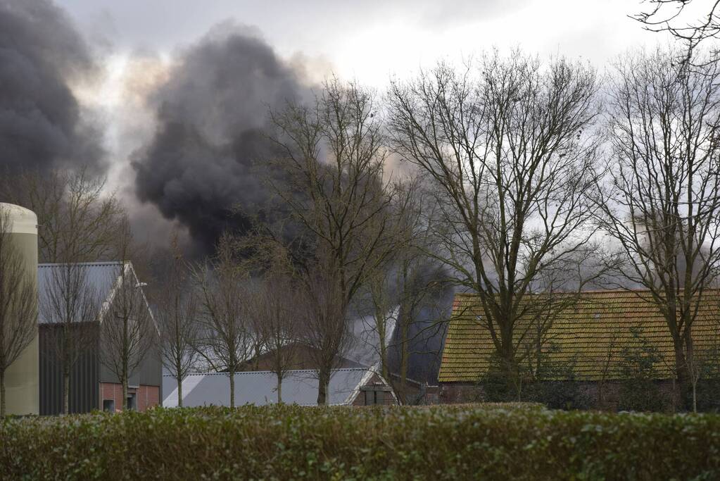 Enorme rookwolken bij zeer grote brand in leegstaand pand