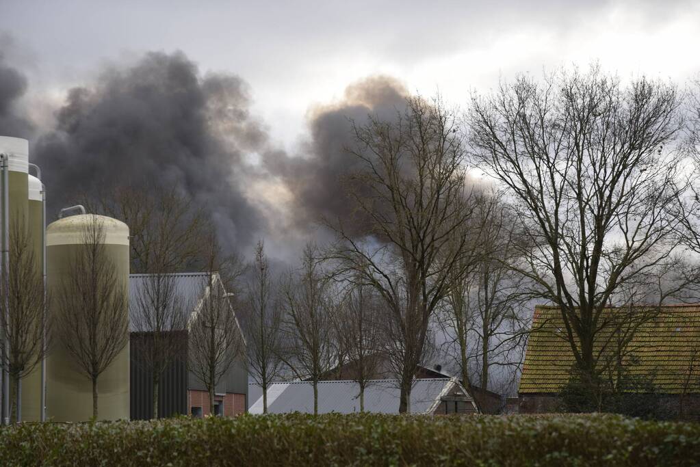 Enorme rookwolken bij zeer grote brand in leegstaand pand
