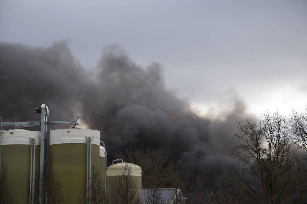 Enorme rookwolken bij zeer grote brand in leegstaand pand
