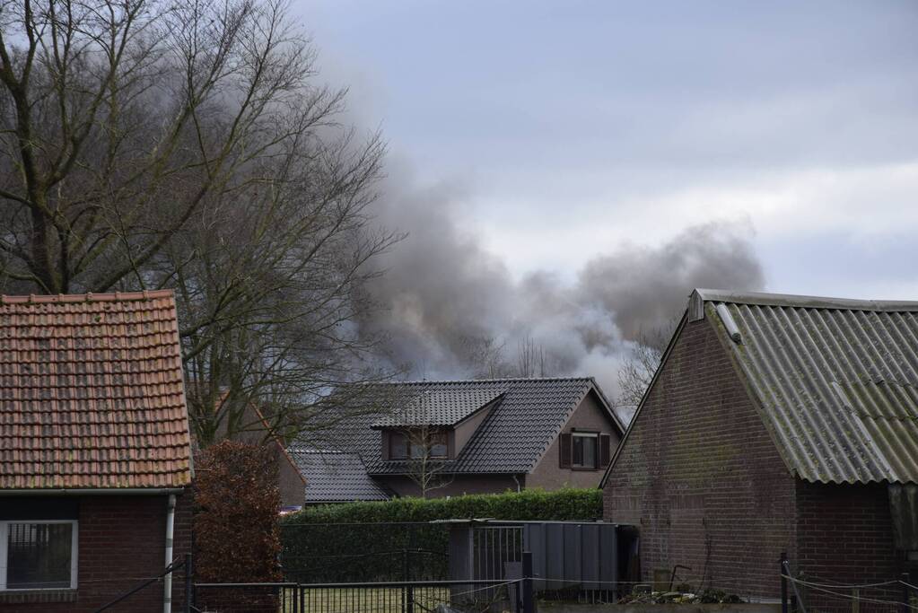Enorme rookwolken bij zeer grote brand in leegstaand pand