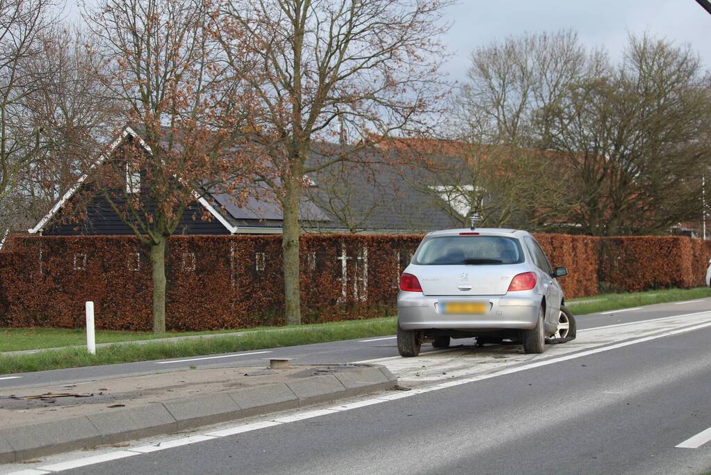 Auto komt tot stilstand in middenberm