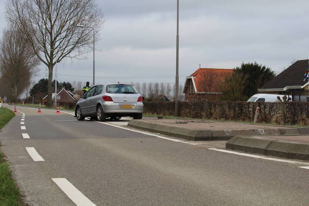 Auto komt tot stilstand in middenberm
