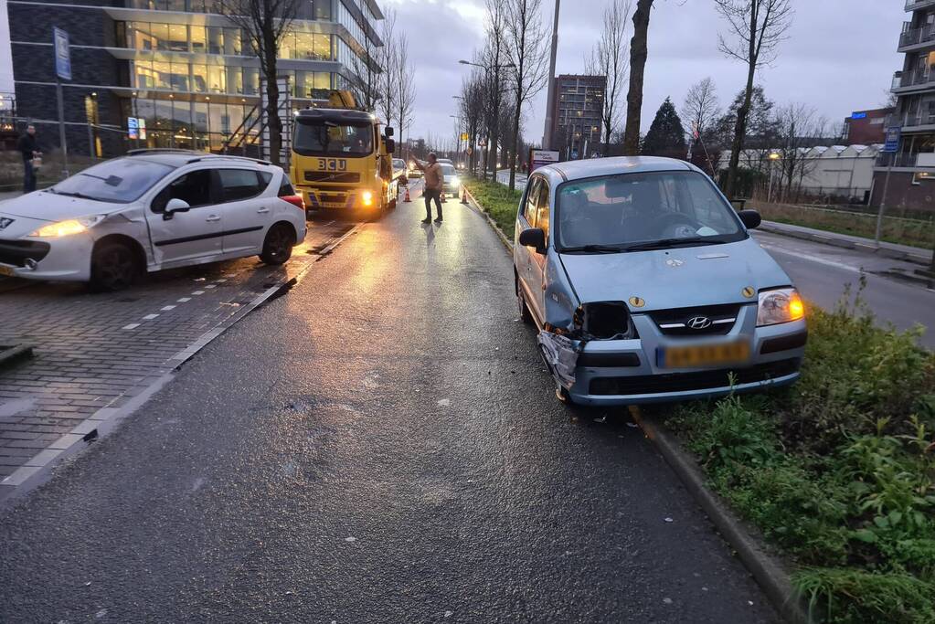 Twee auto's lopen flinke schade op bij ongeval