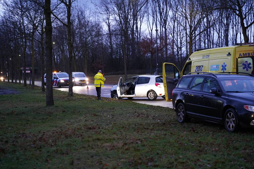 Schade na botsing tussen twee voertuigen