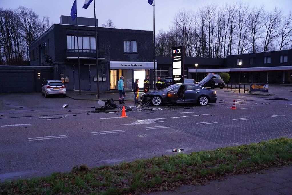 Schade na botsing tussen twee voertuigen