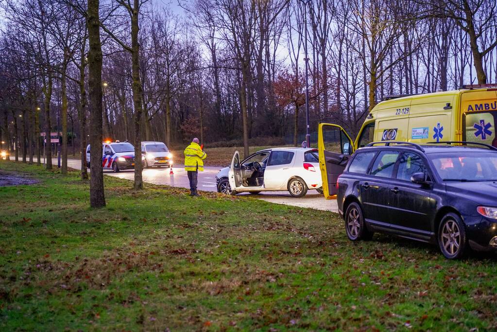 Schade na botsing tussen twee voertuigen
