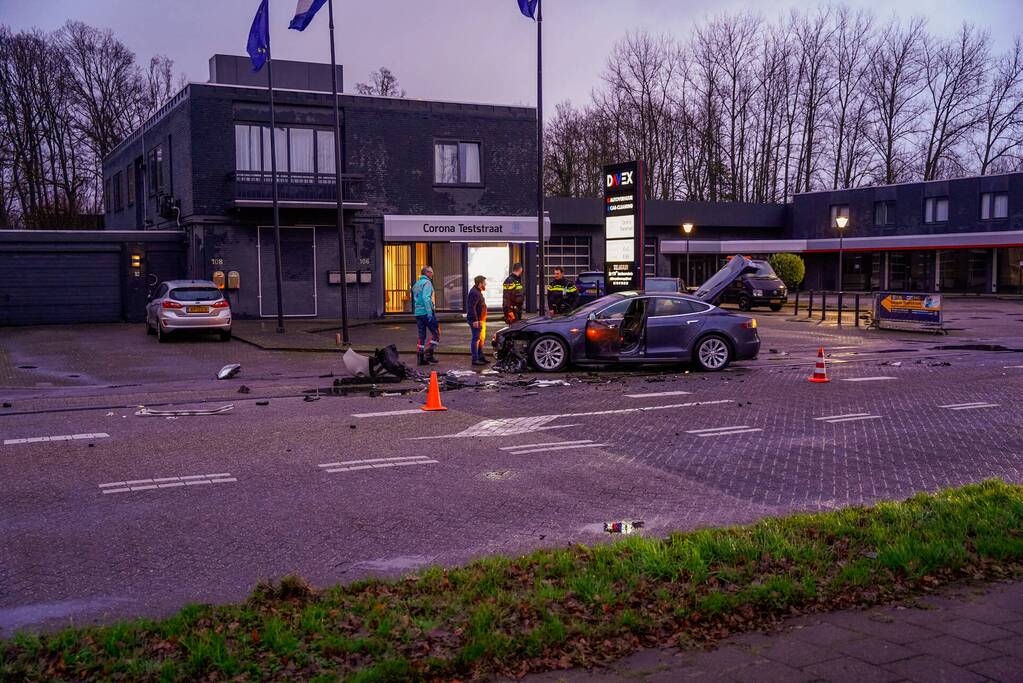 Schade na botsing tussen twee voertuigen