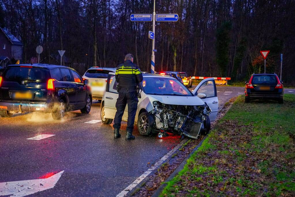 Schade na botsing tussen twee voertuigen