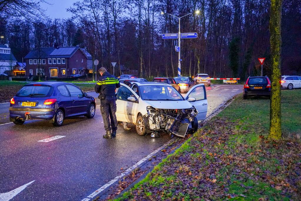 Schade na botsing tussen twee voertuigen
