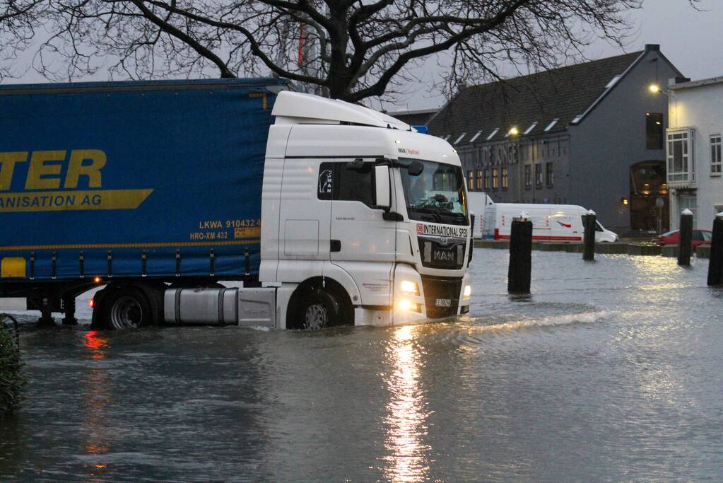 Straten onder water door springtij