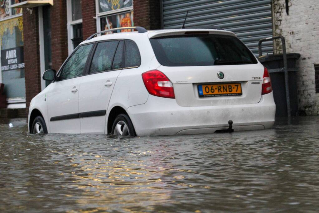 Straten onder water door springtij