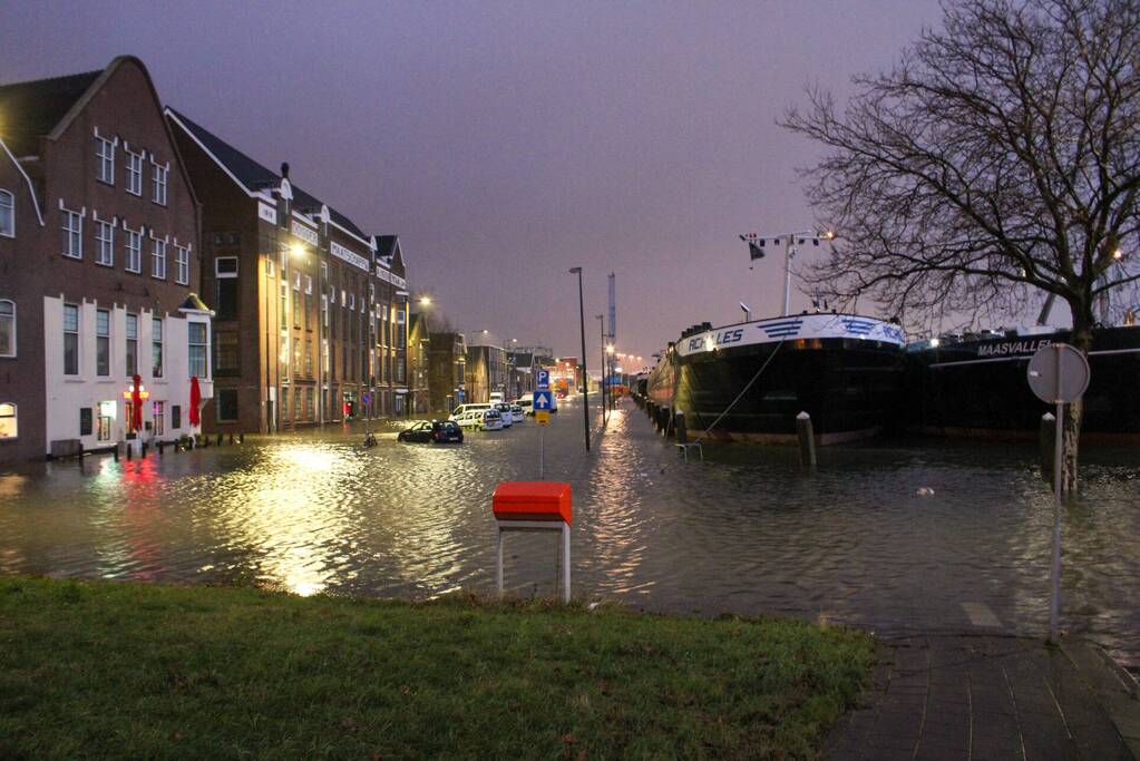 Straten onder water door springtij