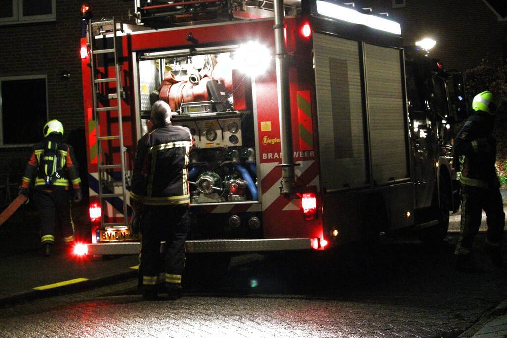Brandweer blust brand in container
